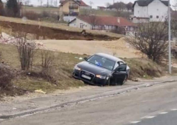 „Министарско возило с ротацијом изазвало удес, има повређених“! Твитер: Тома Мона „Министарско возило с ротацијом изазвало удес, има повређених“! Твитер: Тома Мона
