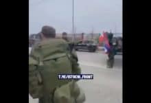 Чечени на челу борбене колоне носе српску заставу (видео) Чечени на челу борбене колоне носе српску заставу (видео)