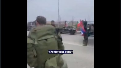 Чечени на челу борбене колоне носе српску заставу (видео) Чечени на челу борбене колоне носе српску заставу (видео)