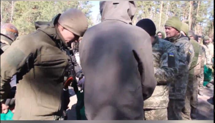 Код Кијева заузето командно место, предала се велика група официра и војника (видео) Код Кијева заузето командно место, предала се велика група официра и војника (видео)