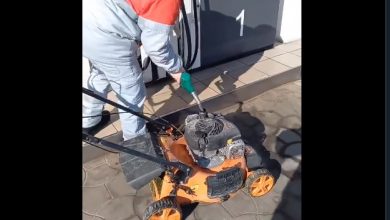 ХИТ ВИДЕО: „Довезао“ косачицу на пумпу јер је Вучић забранио точење у канистере!