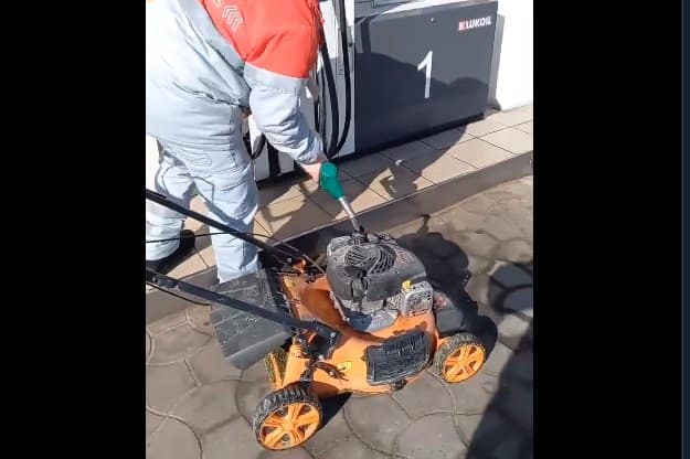 ХИТ ВИДЕО: „Довезао“ косачицу на пумпу јер је Вучић забранио точење у канистере! ХИТ ВИДЕО: „Довезао“ косачицу на пумпу јер је Вучић забранио точење у канистере!