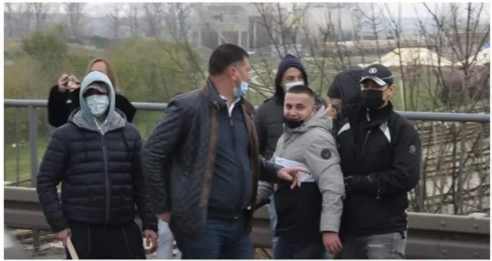 На народној грбачи! СНС батинаши са протеста у Шапцу седе у скупштини! На народној грбачи! СНС батинаши са протеста у Шапцу седе у скупштини!