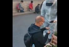 Кинези морају да клече на улици док им власт котролише KOВИД пасоше (видео) Кинези морају да клече на улици док им власт котролише KOВИД пасоше (видео)