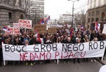 Протест пијачних продаваца: Блокиран Бранков мост (видео) Протест пијачних продаваца: Блокиран Бранков мост (видео)