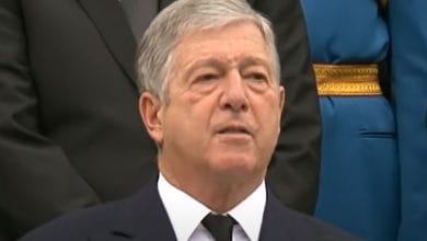 Само си нам ти мутави фалио са твојим породичним интригама Само си нам ти мутави фалио са твојим породичним интригама