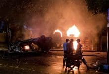 ШРИ ЛАНКА Демонстранти туку полицију и пале куће политичара због раста цена (видео) ШРИ ЛАНКА Демонстранти туку полицију и пале куће политичара због раста цена (видео)