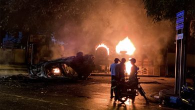 ШРИ ЛАНКА Демонстранти туку полицију и пале куће политичара због раста цена (видео) ШРИ ЛАНКА Демонстранти туку полицију и пале куће политичара због раста цена (видео)
