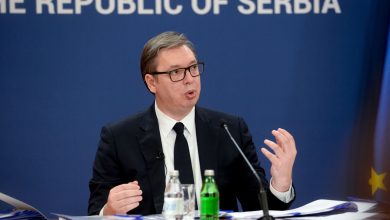 Ова нашминкана главуџа много сере! Ова нашминкана главуџа много сере!