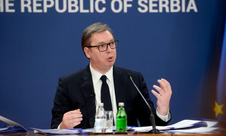 Ова нашминкана главуџа много сере! Ова нашминкана главуџа много сере!