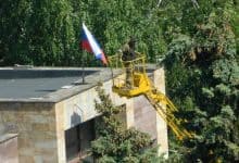 Донбаски фронт пробијен на неколико тачака – застава Русије на градској кући Светлодарска Донбаски фронт пробијен на неколико тачака – застава Русије на градској кући Светлодарска