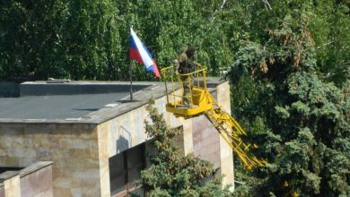 Донбаски фронт пробијен на неколико тачака – застава Русије на градској кући Светлодарска Донбаски фронт пробијен на неколико тачака – застава Русије на градској кући Светлодарска