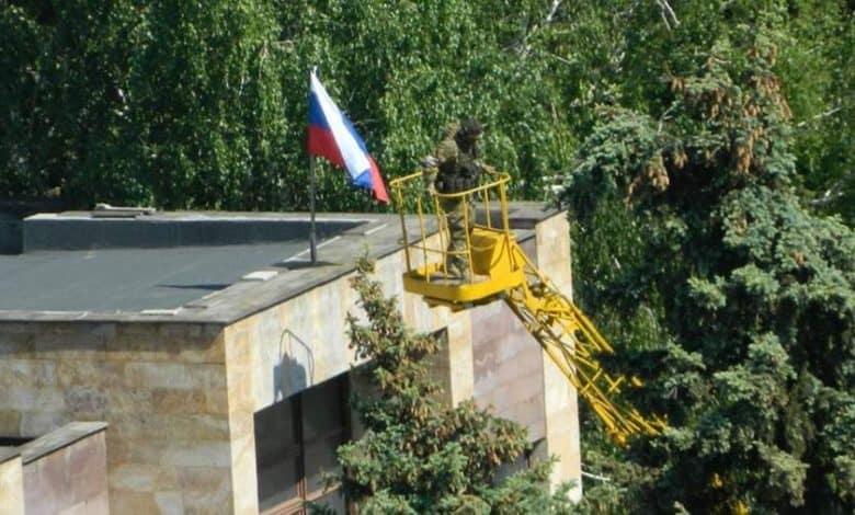 Донбаски фронт пробијен на неколико тачака – застава Русије на градској кући Светлодарска Донбаски фронт пробијен на неколико тачака – застава Русије на градској кући Светлодарска