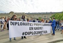 Француске дипломате ступиле у штрајк: Незадовољство због Макроновог потеза (видео) Француске дипломате ступиле у штрајк: Незадовољство због Макроновог потеза (видео)