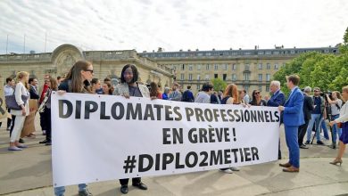 Француске дипломате ступиле у штрајк: Незадовољство због Макроновог потеза (видео) Француске дипломате ступиле у штрајк: Незадовољство због Макроновог потеза (видео)