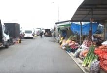 НИШ: „Бацамо робу“: Пијачни продавци блокирали саобраћај, сутра нова блокада НИШ: „Бацамо робу“: Пијачни продавци блокирали саобраћај, сутра нова блокада