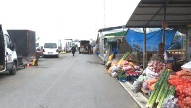 НИШ: „Бацамо робу“: Пијачни продавци блокирали саобраћај, сутра нова блокада НИШ: „Бацамо робу“: Пијачни продавци блокирали саобраћај, сутра нова блокада