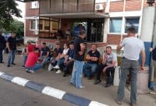 Радници "Ласте" због Весића штрајкују глађу, хоће да га са 50 аутобуса блокирају на послу Радници "Ласте" због Весића штрајкују глађу, хоће да га са 50 аутобуса блокирају на послу