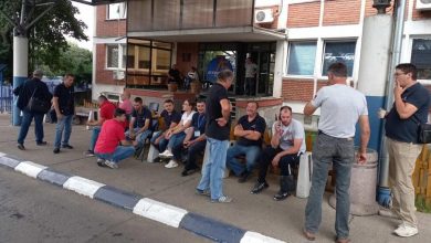 Радници "Ласте" због Весића штрајкују глађу, хоће да га са 50 аутобуса блокирају на послу Радници "Ласте" због Весића штрајкују глађу, хоће да га са 50 аутобуса блокирају на послу