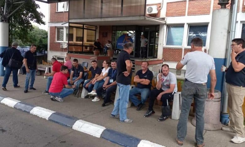 Радници "Ласте" због Весића штрајкују глађу, хоће да га са 50 аутобуса блокирају на послу Радници "Ласте" због Весића штрајкују глађу, хоће да га са 50 аутобуса блокирају на послу