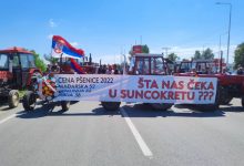 Пољопривредници потпуно затворили саобраћај на улазу у Пожаревац (видео) Пољопривредници потпуно затворили саобраћај на улазу у Пожаревац (видео)