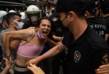 Полиција спречила Параду поноса у Истанбулу, десетине приведене (видео) Полиција спречила Параду поноса у Истанбулу, десетине приведене (видео)