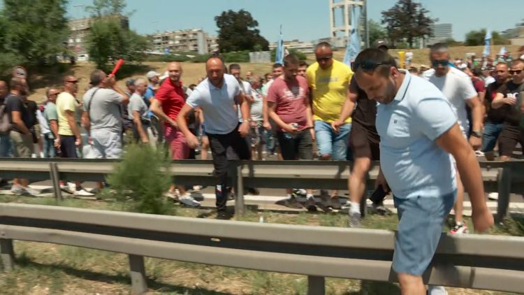 Радници Фијата блокирали ауто-пут код Сава центра Радници Фијата блокирали ауто-пут код Сава центра