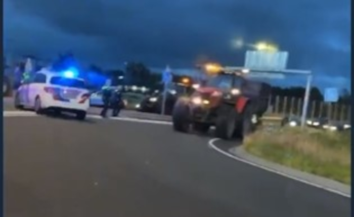 Холандска полиција пуцала на пољопривреднике који су протестовали (видео) Холандска полиција пуцала на пољопривреднике који су протестовали (видео)