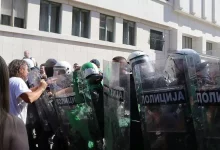 Приватници и полиција удруженим снагама млатили народ на протесту у Новом Саду! (видео) Приватници и полиција удруженим снагама млатили народ на протесту у Новом Саду! (видео)