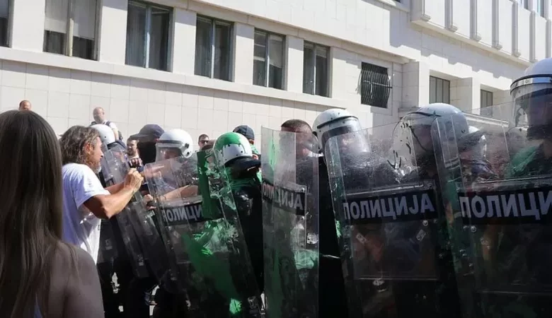 Приватници и полиција удруженим снагама млатили народ на протесту у Новом Саду! (видео) Приватници и полиција удруженим снагама млатили народ на протесту у Новом Саду! (видео)