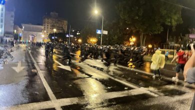 ХАОС на протесту у Скопљу! У сукобу са народом, 47 полицајаца повређено! (видео) ХАОС на протесту у Скопљу! У сукобу са народом, 47 полицајаца повређено! (видео)