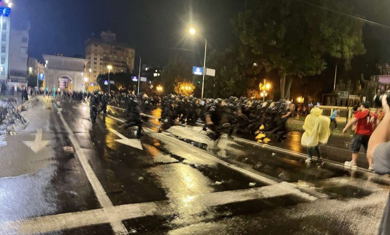 ХАОС на протесту у Скопљу! У сукобу са народом, 47 полицајаца повређено! (видео) ХАОС на протесту у Скопљу! У сукобу са народом, 47 полицајаца повређено! (видео)