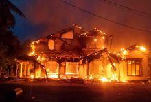 Народ запалио вилу премијера Шри Ланке, председник побегао из земље (видео) Народ запалио вилу премијера Шри Ланке, председник побегао из земље (видео)