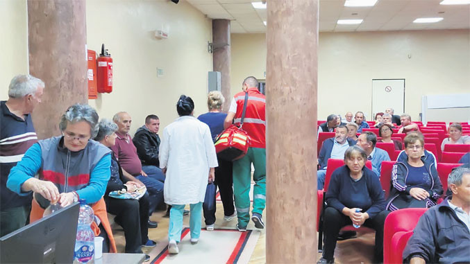 Радници куршумлијских фирми настављају штрајк глађу у сали општине Радници куршумлијских фирми настављају штрајк глађу у сали општине