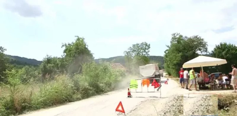 Мештани Паковраћа и даље блокирају магистрани пут, а мештани Лисица и Негришора регионални пут Мештани Паковраћа и даље блокирају магистрани пут, а мештани Лисица и Негришора регионални пут