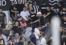 Режимски батинаши покушавају да ућуткају "Гробаре" да не скандирajу "Вучићу педеру" (видео) Режимски батинаши покушавају да ућуткају "Гробаре" да не скандирajу "Вучићу педеру" (видео)