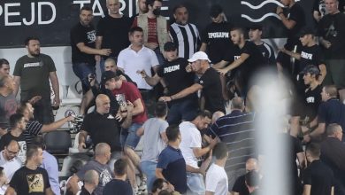 Режимски батинаши покушавају да ућуткају "Гробаре" да не скандирajу "Вучићу педеру" (видео) Режимски батинаши покушавају да ућуткају "Гробаре" да не скандирajу "Вучићу педеру" (видео)
