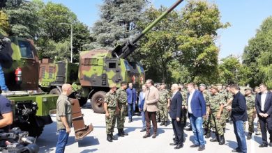 Макните бре овог менталаћа што даље од оружја и водите га на клиничко лечење! (видео) Макните бре овог менталаћа што даље од оружја и водите га на клиничко лечење! (видео)
