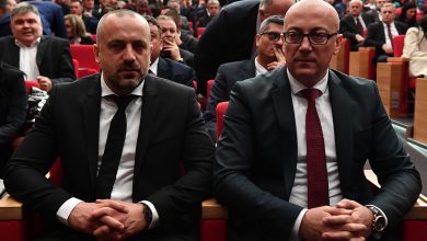 Ракићу, ајде питај те "ауторитете" колко иде кило робе у Лепосавићу ових дана? Ракићу, ајде питај те "ауторитете" колко иде кило робе у Лепосавићу ових дана?