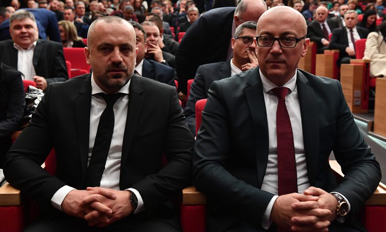 Ракићу, ајде питај те "ауторитете" колко иде кило робе у Лепосавићу ових дана? Ракићу, ајде питај те "ауторитете" колко иде кило робе у Лепосавићу ових дана?