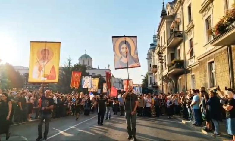 На Литији у Београду налази се огромна маса народа! (видео) На Литији у Београду налази се огромна маса народа! (видео)