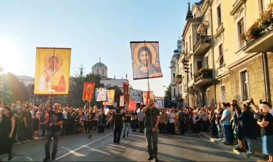 На Литији у Београду налази се огромна маса народа! (видео) На Литији у Београду налази се огромна маса народа! (видео)