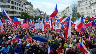 Дестине хиљада Чеха траже напуштање ЕУ и НАТО и укидање санкција Русији (видео) Дестине хиљада Чеха траже напуштање ЕУ и НАТО и укидање санкција Русији (видео)