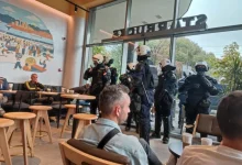 Ово ни НАЦИСТИ нису радили у Београду! Полиција масовно избацује народ из кафића у центру БГ (видео) Ово ни НАЦИСТИ нису радили у Београду! Полиција масовно избацује народ из кафића у центру БГ (видео)