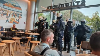 Ово ни НАЦИСТИ нису радили у Београду! Полиција масовно избацује народ из кафића у центру БГ (видео) Ово ни НАЦИСТИ нису радили у Београду! Полиција масовно избацује народ из кафића у центру БГ (видео)