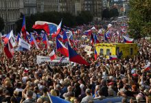 Демонстрације у Прагу против ЕУ, за војну неутралност и јефтини руски гас Демонстрације у Прагу против ЕУ, за војну неутралност и јефтини руски гас