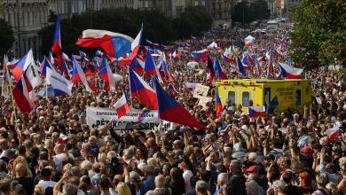 Демонстрације у Прагу против ЕУ, за војну неутралност и јефтини руски гас Демонстрације у Прагу против ЕУ, за војну неутралност и јефтини руски гас