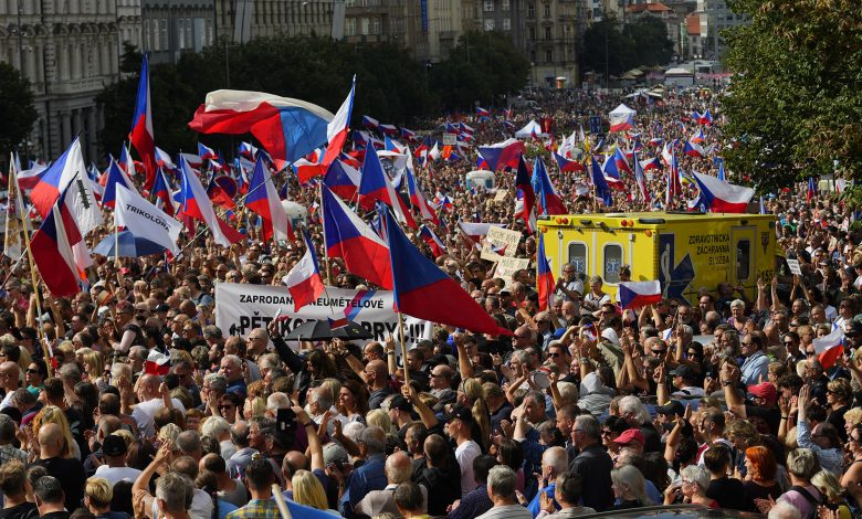 Демонстрације у Прагу против ЕУ, за војну неутралност и јефтини руски гас Демонстрације у Прагу против ЕУ, за војну неутралност и јефтини руски гас