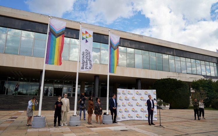 Званично почео Европрајд 2022, заставе испред Палате Србија Званично почео Европрајд 2022, заставе испред Палате Србија