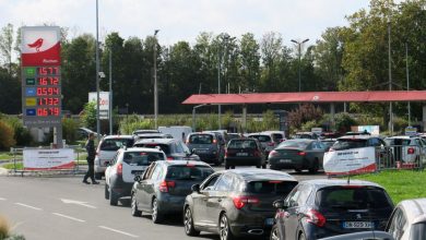 ХАОС због несташице горива у Француској: Километарске колоне и бесан народ (видео) ХАОС због несташице горива у Француској: Километарске колоне и бесан народ (видео)